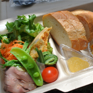 サイクリングの醍醐味は美しい景色とおいしい休憩 散走途中の休憩タイムは地元の食材を使った美味しいもので。（写真はツアープログラムの1コマです）